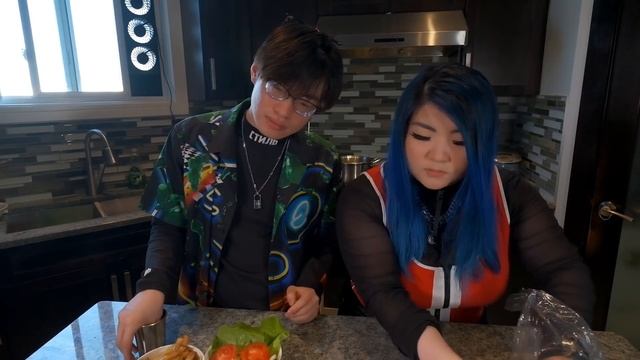 We made a game...KREW EATS! Cooking with KREW! смотреть онлайн