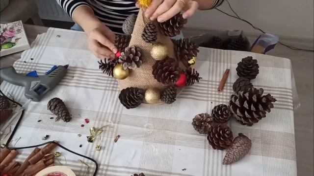 Ёлка своими руками/ DIY/ Новогодняя елка из шишек смотреть онлайн