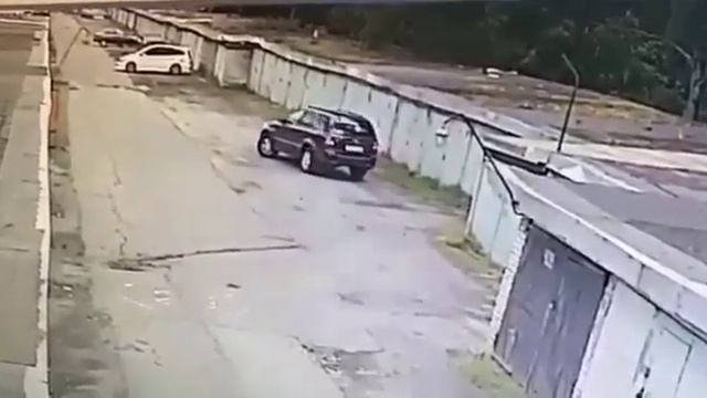 В Санкт-Петербурге женщина эффектно заехала в гараж смотреть онлайн