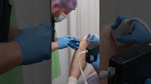 Введение в колено гиалуроновой кислоты.