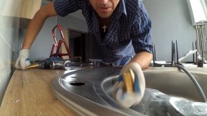 Как сделать отверстие под смеситель в мойке из нержавейки? Установка смесителя в раковину.