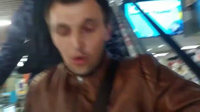 ДИКАЯ РОСГВАРДИЯ ЛОМАЕТ ЛЮДЕЙ!!! КАМЕРОФОБИЯ В ТЦ "ТИТАН-АРЕНА" смотреть онлайн