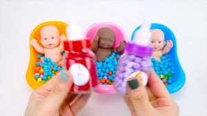 ASMR Satisfying - Цветная ванна, смешивающая радужные конфеты с детками!