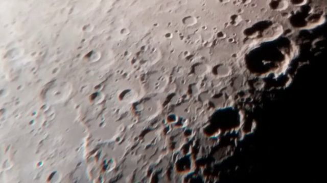 Moon in 4k through the telescope skywatcher skyliner 200p filmed with Google pixel 2 смотреть онлайн