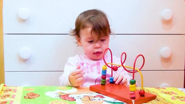 Диана играет в развивающую игрушку лабиринт! смотреть онлайн