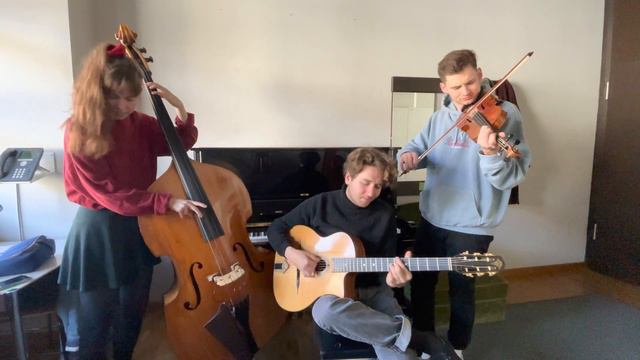 Trio Mysterieuse: Ida Koch (Kontrabass), Elias Prinz (Gitarre) Nils Friedl (Violine)