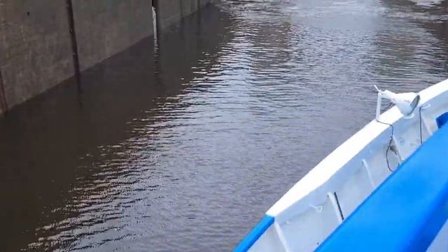 Проходим судоходный шлюз. Я под впечатлением. Речной круиз на теплоходе Максим Литвинов смотреть онлайн