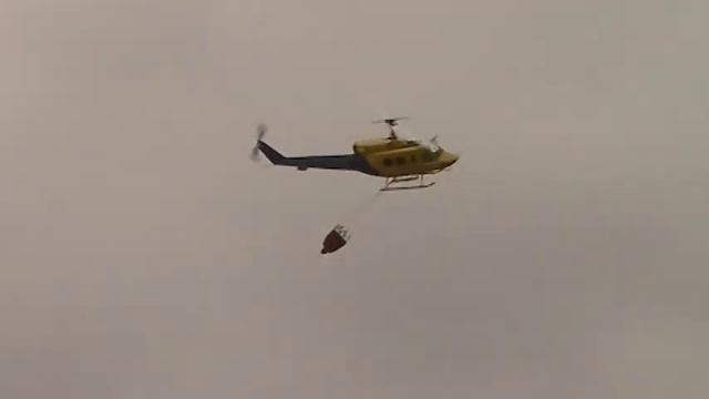 Helicopteros extrayendo agua de Laguna Redonda (Incendio De mall plaza del trebol)CONCE/Chile(4) смотреть онлайн