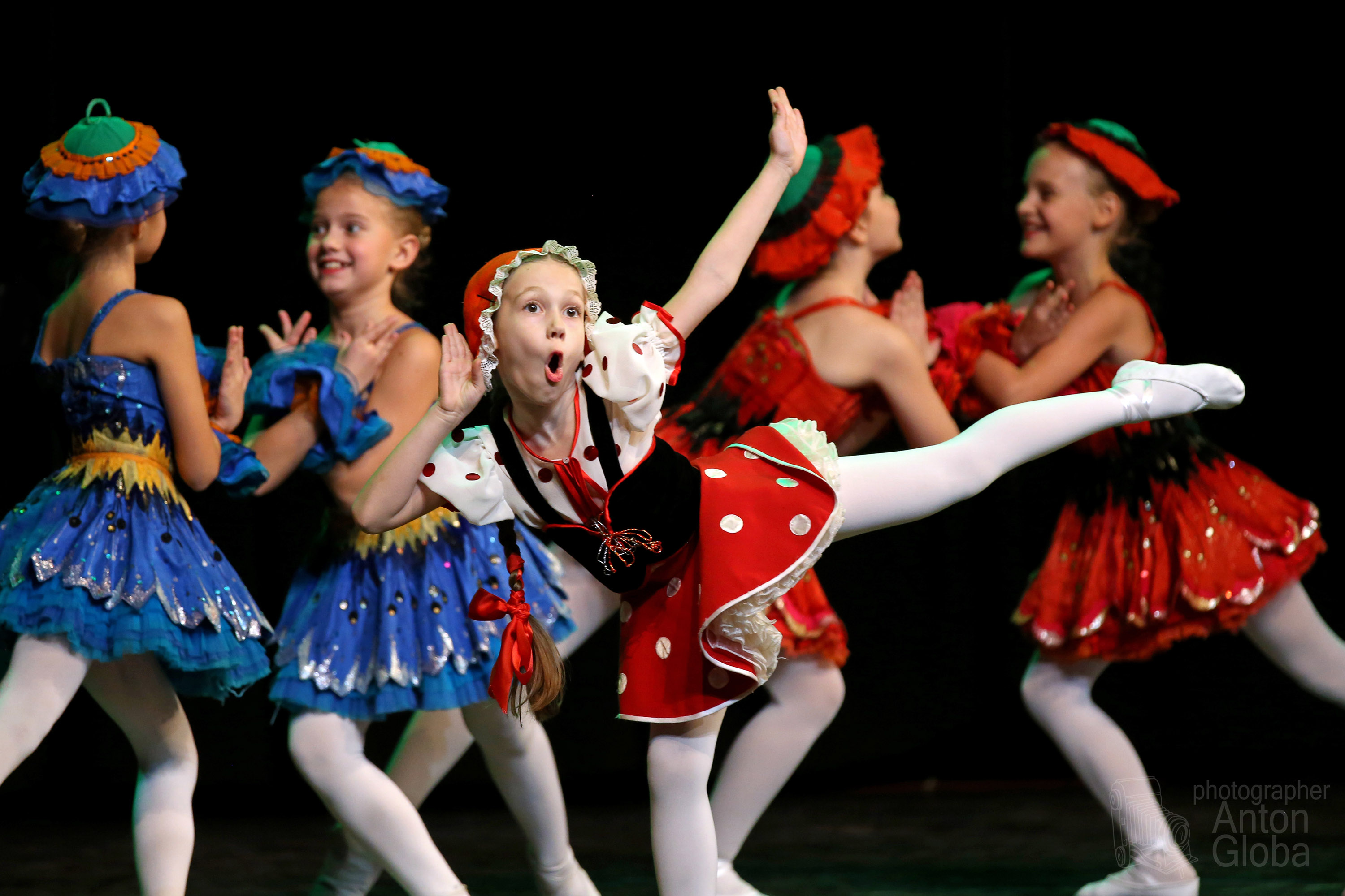 "На полянке", ансамбль "Ритмы детства". "In the meadow", the ensemble "Rhythms of childhood". смотреть онлайн
