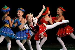 «На полянке», ансамбль «Ритмы детства». «In the meadow», the ensemble «Rhythms of childhood».