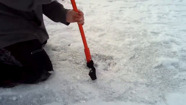 how to cut ice hole with a ice pick!!!! смотреть онлайн