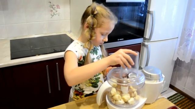 Шоколадно-банановый зефир.Видео для детей.Дети готовят. смотреть онлайн