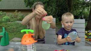 Шарики с водой надуваем и лопаем водяные бомбочки