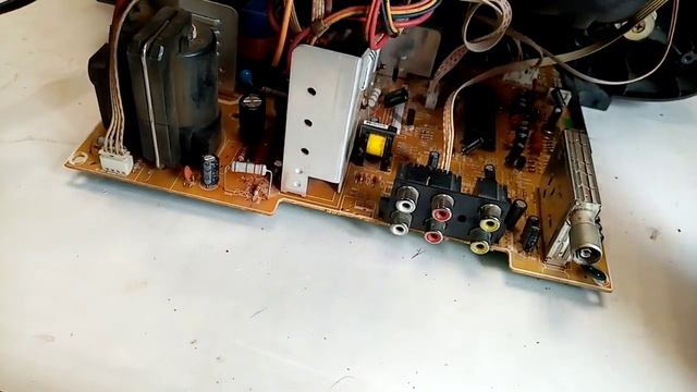 Телевизор MYSTERY MTV-1428 превратился в теленка. смотреть онлайн