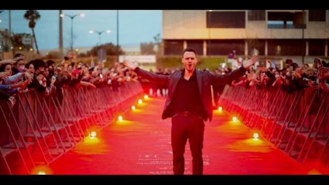 ¡Los fanáticos de Kerem Bürsin en España casi construyen un muro de carne! смотреть онлайн