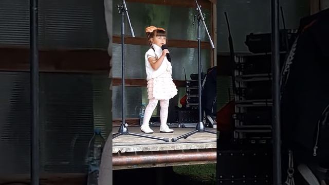 Белка по лесу идет. Эмилия Лебедева.