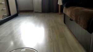 Робот-пылесос убирает квартиру