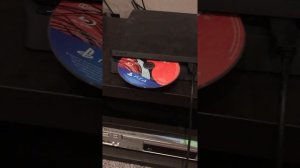 Как вставить диск в PS4?