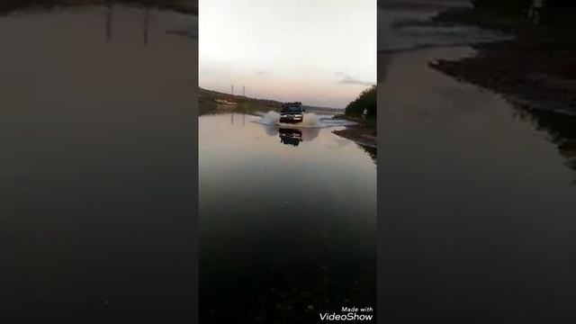 Машина едет по реке!!!! смотреть онлайн