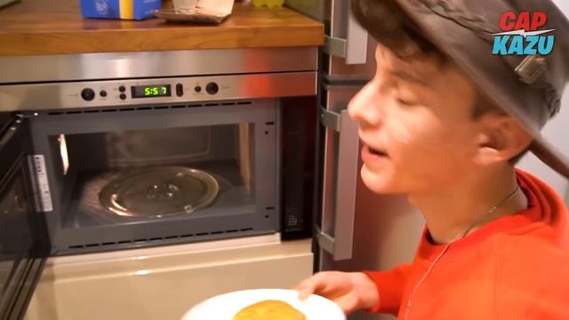 Mangio solo CIBO del McDonald's vs Burger King per 24H! смотреть онлайн