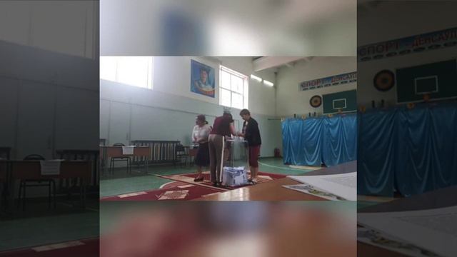 Массовый вброс множества бюллетеней в одну урну в РК несколькими людьми попал на видео смотреть онлайн