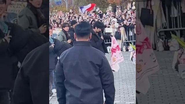 Ли ноу подарили футболку с SKZOO? смотреть онлайн