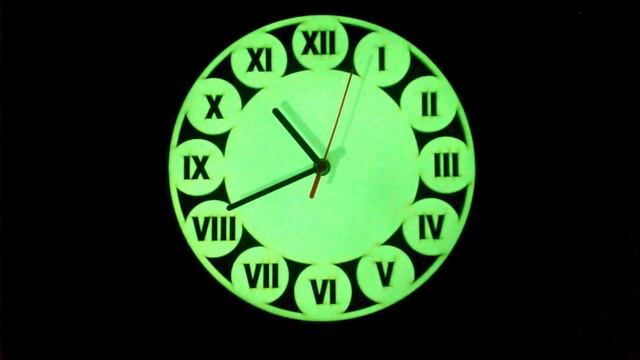 Часы светящиеся в темноте - "Римские цифры" смотреть онлайн