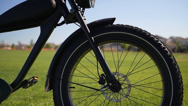 Revi Bikes Cheetah Plus review: $2,899 Cafe Racer Electric Bike With Harley Vibes смотреть онлайн