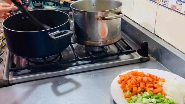 PASTA CON VERDURAS Y POLLO. MINESTRONE