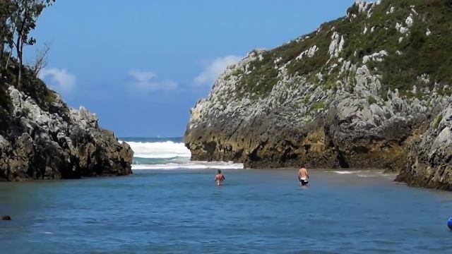 Olas gigantes Playa de Guadamía Llanes Asturias Mar Cantábrico ?♀️ Big waves смотреть онлайн