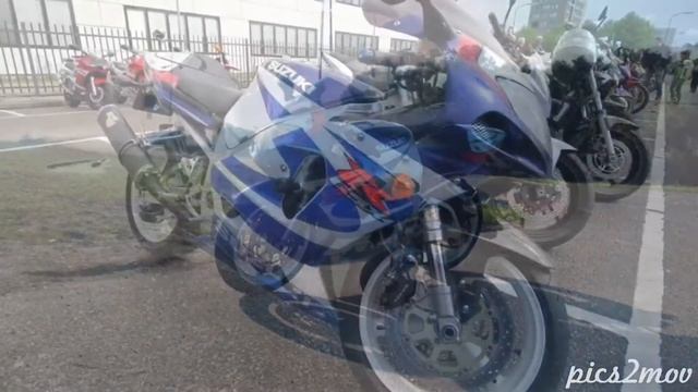 Suzuki GSX-R750 K1 смотреть онлайн