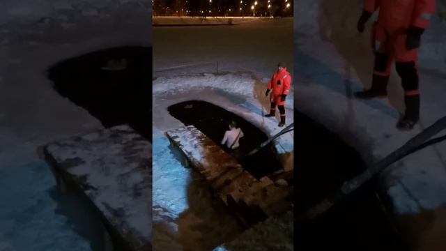 Крещенские купания 2022. Ольгинский пруд. Санкт-Петербург. смотреть онлайн