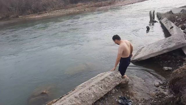 Тараздағы Талас өзенінде қыстағы шомылу смотреть онлайн