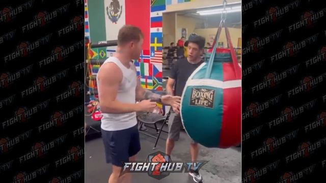 CANELO ALVAREZ SHOWS BRANDON MORENO HOW TO THROW HOOK TO THE BODY! AS THE TWO MEXICAN CHAMPS MEET! смотреть онлайн