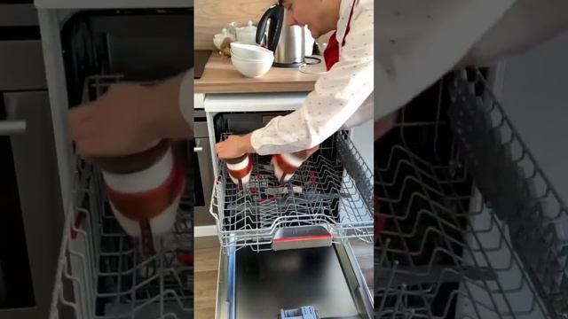 Как и где стирать обувь? Лайфхак, который тебя удивит? смотреть онлайн