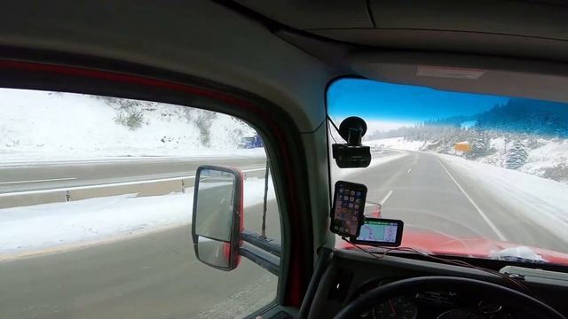 Rookie truck driver's first winter in the mountains! Trucking Life. смотреть онлайн