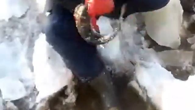 Ловим щуку плоскогубцами. Зимняя рыбалка слесарно-монтажным инструментом смотреть онлайн