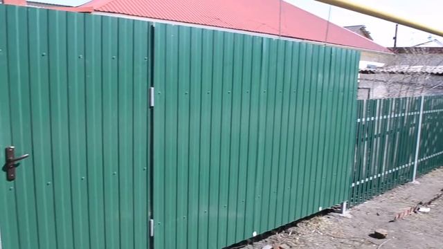 Комбинированный забор - профнастил и металлический штакетник смотреть онлайн
