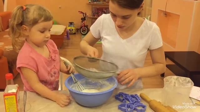 Дети пекут ПЕЧЕНЬКИ ? смотреть онлайн