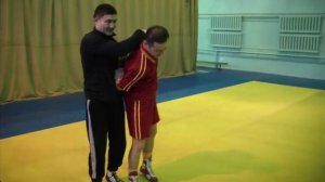 Загиб руки за спину толчком при подходе сзади