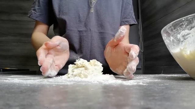 СЫРНИКИ ИЗ ТВОРОГА С ИЗЮМОМ/КАК ПРИГОТОВИТЬ СЫРНИКИ смотреть онлайн