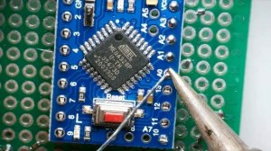 Процесс пайки SMD резисторов и разъемов PLS на печатную плату