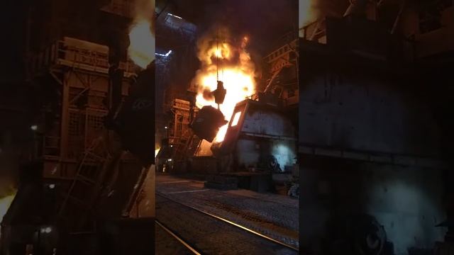 Завалка шихты в конвертер АрселорМиттал, Кривой Рог (Криворожсталь) смотреть онлайн
