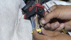 Как разобрать колодку жгута ЭБУ двигателя Фиата Альбеа.