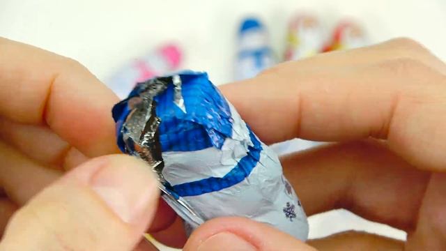 LINDT CHOCOLATE MINI FIGURES ICICLE GIFT BOX / Assorted Milk Chocolates / Let's See What's Inside!