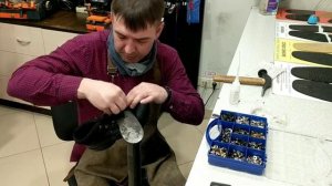 Установка крючков на обувь.Карнавал.Екатеринбург.