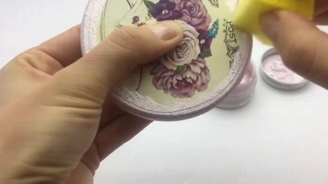 Делаем декупаж. Игрушка на елку в технике декупаж. Декупаж из открытки. смотреть онлайн