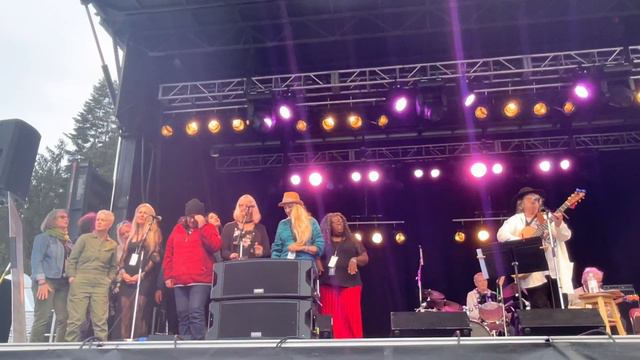 Ferron & the Choir at Vancouver Island MusicFest July 09, 2022 смотреть онлайн