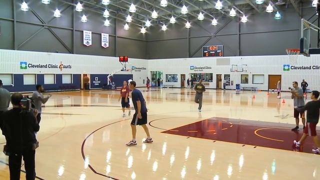 LeBron James VS Kyrie Irving 3 Point Contest During Practice 1 VS 1 смотреть онлайн