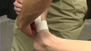 Варианты тейпирования при растяжении связок большого пальца ноги